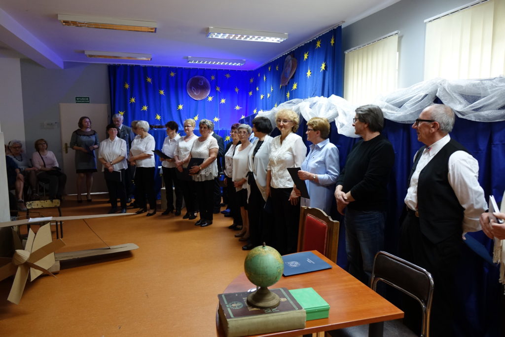 "Był sobie raz gdzieś pośr&oacute;d gwiazd Książę, co kochał R&oacute;żę, lecz młody był, opuścił ją, znęciły go podr&oacute;że..." - relacja ze spektaklu "Mały Książę" - zdjęcie 5