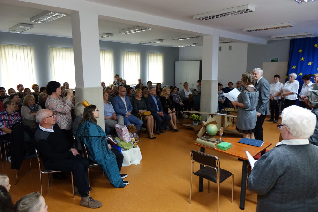 "Był sobie raz gdzieś pośr&oacute;d gwiazd Książę, co kochał R&oacute;żę, lecz młody był, opuścił ją, znęciły go podr&oacute;że..." - relacja ze spektaklu "Mały Książę" - zdjęcie 4