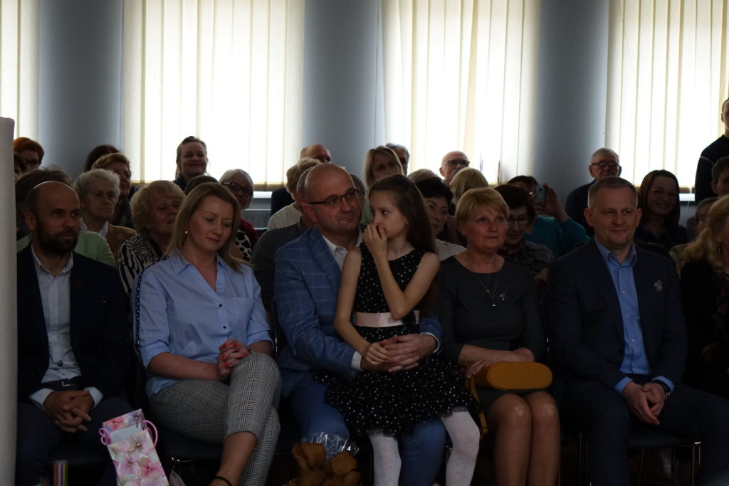 "Był sobie raz gdzieś pośr&oacute;d gwiazd Książę, co kochał R&oacute;żę, lecz młody był, opuścił ją, znęciły go podr&oacute;że..." - relacja ze spektaklu "Mały Książę" - zdjęcie 8