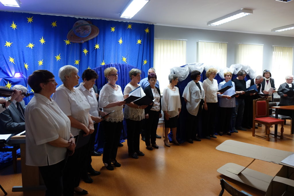 "Był sobie raz gdzieś pośr&oacute;d gwiazd Książę, co kochał R&oacute;żę, lecz młody był, opuścił ją, znęciły go podr&oacute;że..." - relacja ze spektaklu "Mały Książę" - zdjęcie 9