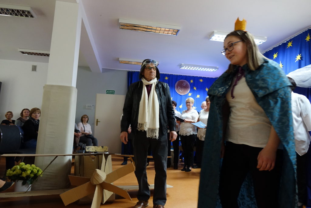 "Był sobie raz gdzieś pośr&oacute;d gwiazd Książę, co kochał R&oacute;żę, lecz młody był, opuścił ją, znęciły go podr&oacute;że..." - relacja ze spektaklu "Mały Książę" - zdjęcie 12