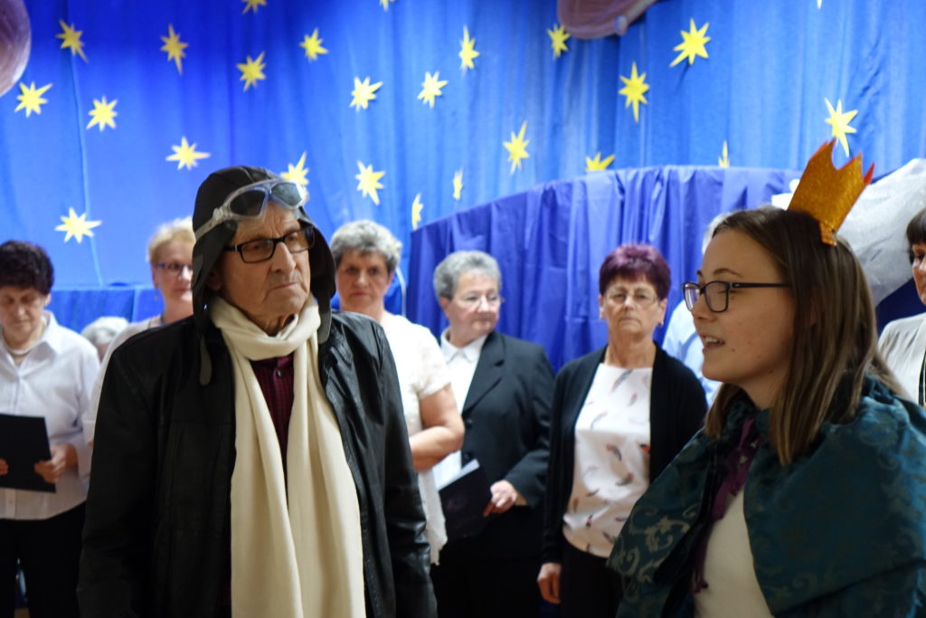 "Był sobie raz gdzieś pośr&oacute;d gwiazd Książę, co kochał R&oacute;żę, lecz młody był, opuścił ją, znęciły go podr&oacute;że..." - relacja ze spektaklu "Mały Książę" - zdjęcie 13