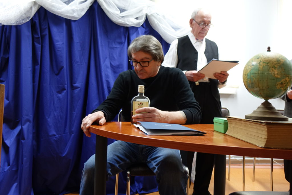 "Był sobie raz gdzieś pośr&oacute;d gwiazd Książę, co kochał R&oacute;żę, lecz młody był, opuścił ją, znęciły go podr&oacute;że..." - relacja ze spektaklu "Mały Książę" - zdjęcie 18