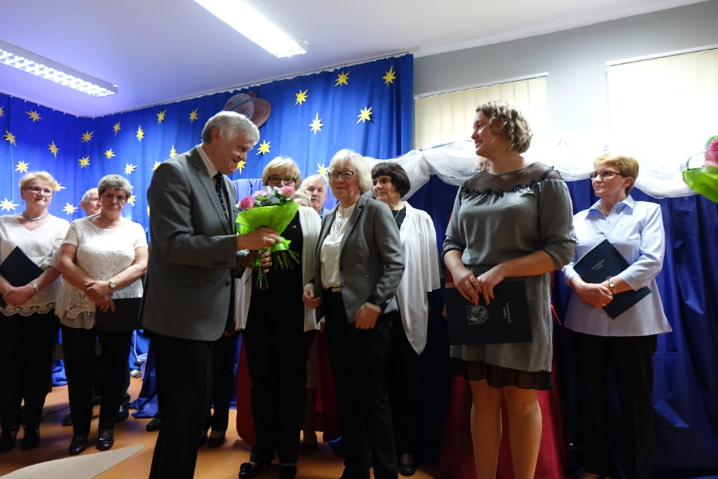 "Był sobie raz gdzieś pośr&oacute;d gwiazd Książę, co kochał R&oacute;żę, lecz młody był, opuścił ją, znęciły go podr&oacute;że..." - relacja ze spektaklu "Mały Książę" - zdjęcie 24