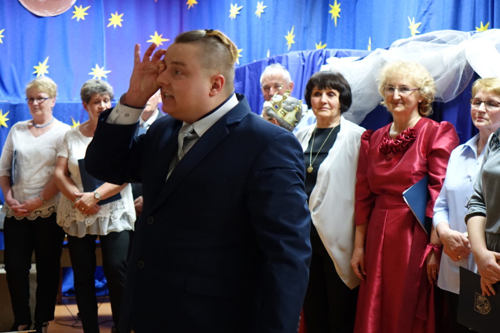 "Był sobie raz gdzieś pośr&oacute;d gwiazd Książę, co kochał R&oacute;żę, lecz młody był, opuścił ją, znęciły go podr&oacute;że..." - relacja ze spektaklu "Mały Książę" - zdjęcie 25