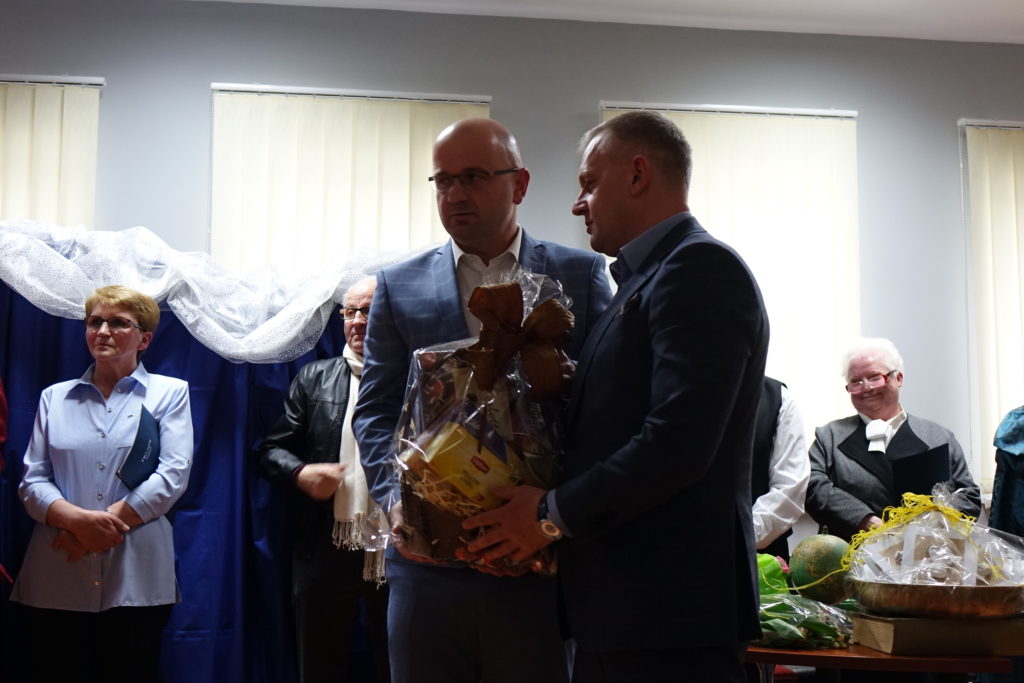 "Był sobie raz gdzieś pośr&oacute;d gwiazd Książę, co kochał R&oacute;żę, lecz młody był, opuścił ją, znęciły go podr&oacute;że..." - relacja ze spektaklu "Mały Książę" - zdjęcie 26