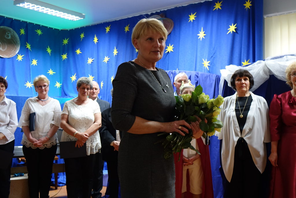 "Był sobie raz gdzieś pośr&oacute;d gwiazd Książę, co kochał R&oacute;żę, lecz młody był, opuścił ją, znęciły go podr&oacute;że..." - relacja ze spektaklu "Mały Książę" - zdjęcie 27