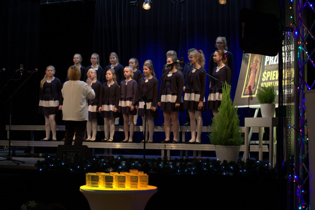 Ch&oacute;r "Rybałci" z kolędą w Rawiczu - zdjęcie 4